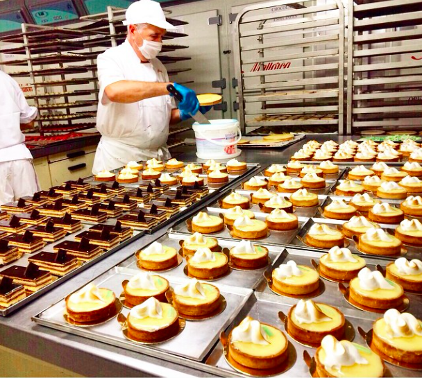 Empleado del obrador de Pastelería Mallorca haciendo pasteles individuales